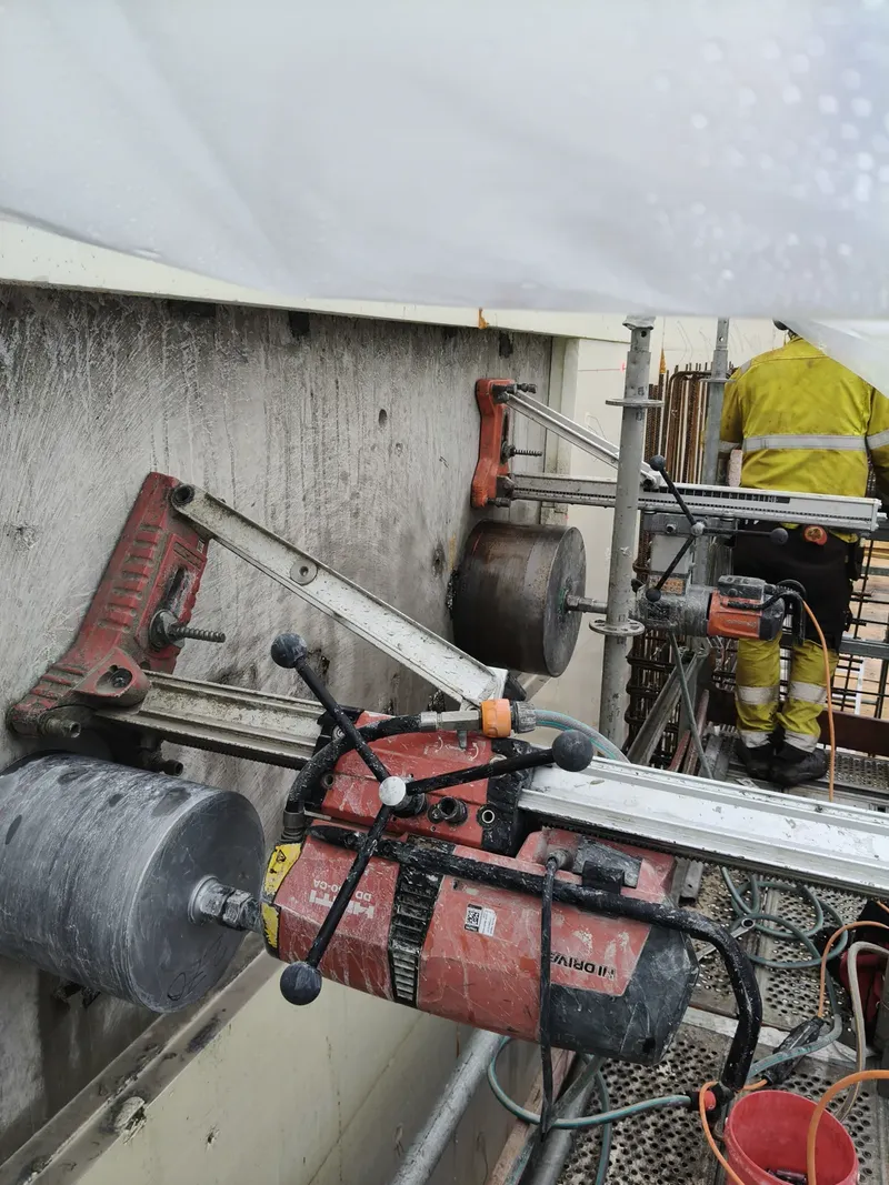 Timanttiporakoneita asennettuna betonirakenteeseen työmaalla